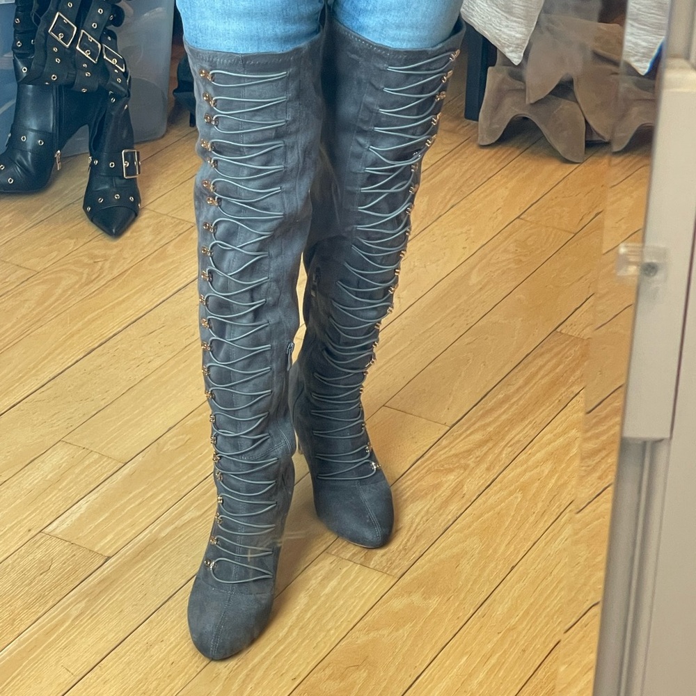 Stylish Gray Over-the-Knee lace up look Boots